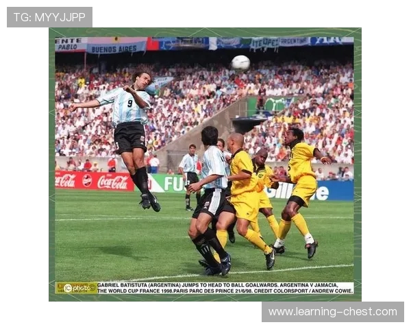 世界杯历史回顾：从起源到现代赛场的辉煌与挑战